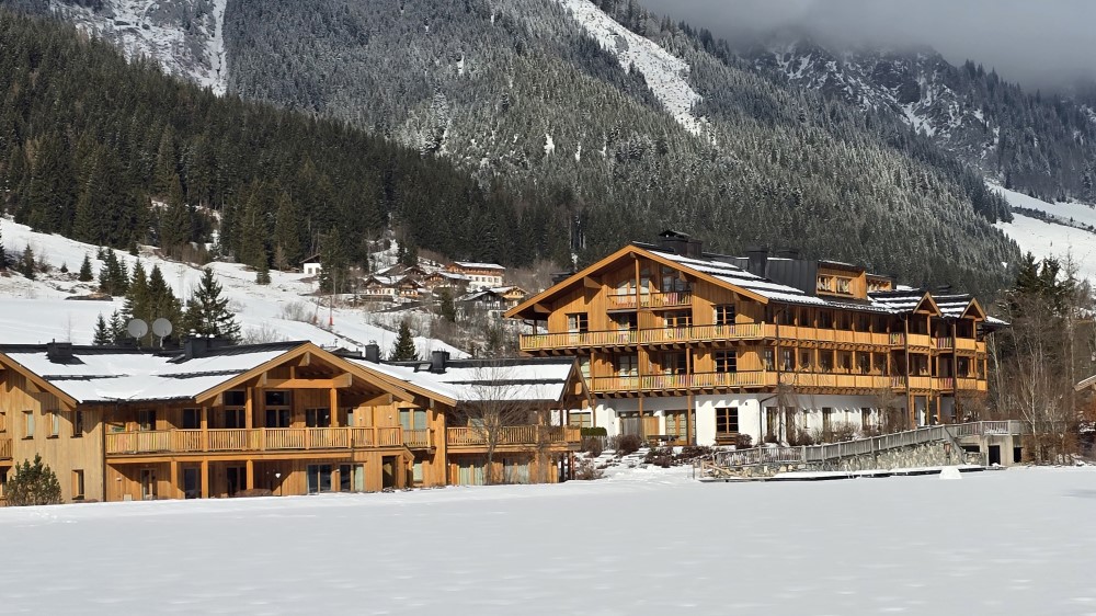 Clubhotel bij het bevroren meer.